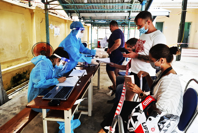 Người nước ngoài ở TP. Nha Trang đến đăng ký tiêm vắc xin phòng Covid-19. Ảnh minh họa