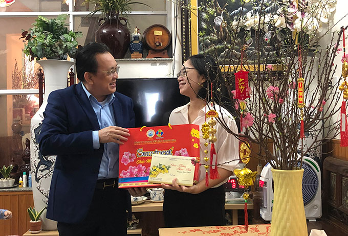 Ông Lê Hữu Hoàng thăm hỏi, tặng quà Tết gia đình ông Bùi Tân.