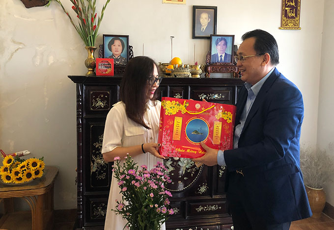 Ông Lê Hữu Hoàng thăm, chúc Tết gia đình ông Trần Diệu.