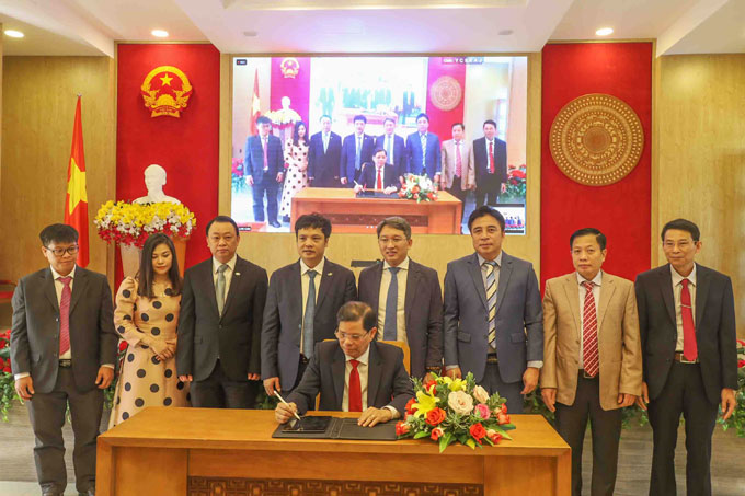 ông Nguyễn Tấn Tuân thực hiện việc ký kết thỏa thuận hợp tác với Công ty Cổ phần FPT.