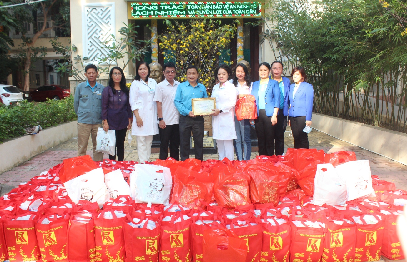 Trao 440 suất quà Tết cho bệnh nhân nghèo