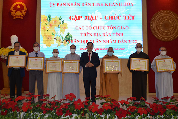 Ông Nguyễn Tấn Tuân – Phó Bí thư Tỉnh ủy, Chủ tịch UBND tỉnh trao bằng khen cho các cá nhân.