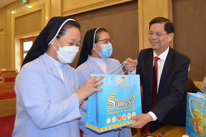 Ông Nguyễn Tấn Tuân – Phó Bí thư Tỉnh ủy, Chủ tịch UBND tỉnh trao quà cho đại diện dòng Mến Thánh Giá.