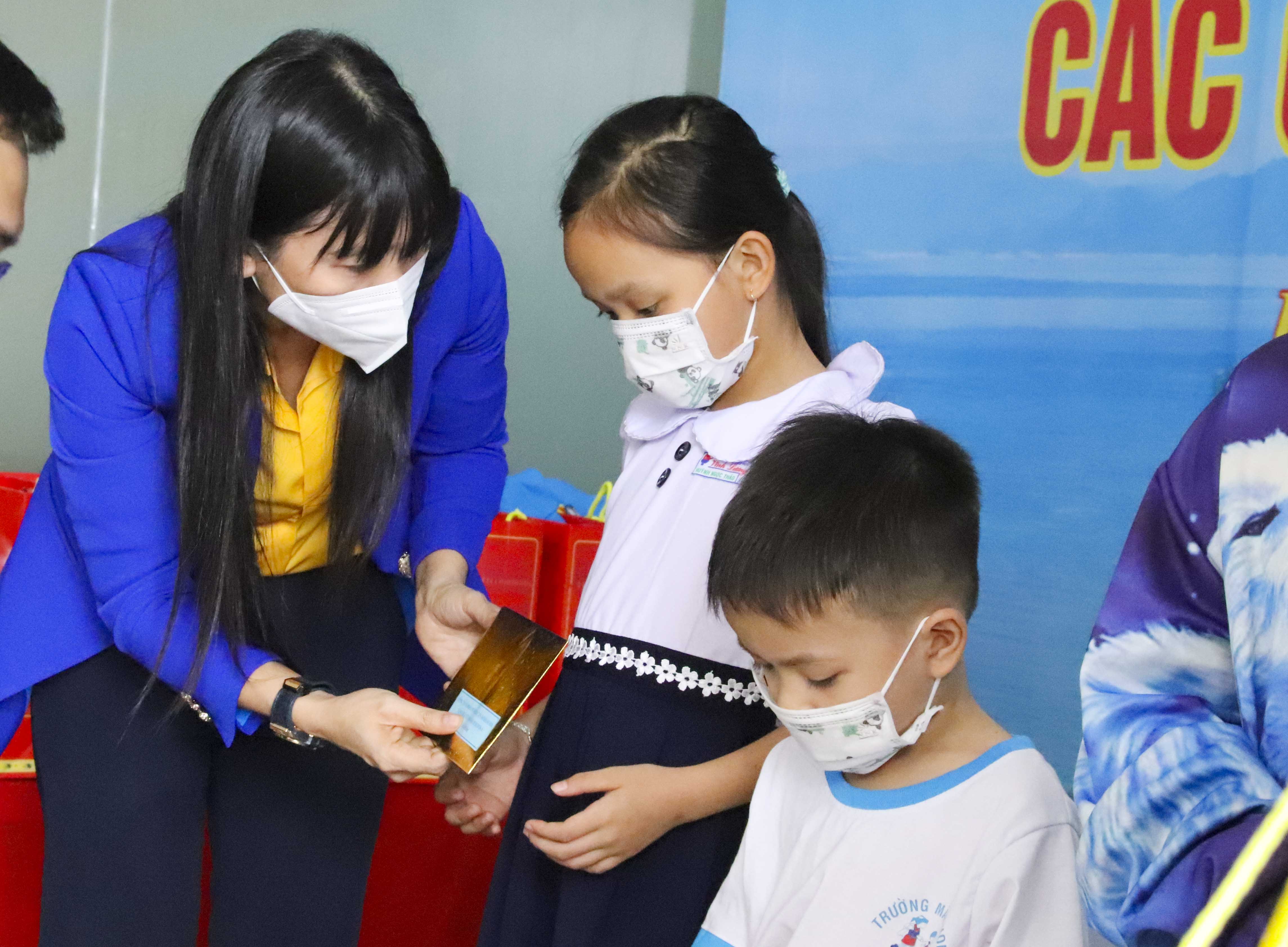 Sanvinest tặng quà cho trẻ mồ côi vì Covid-19