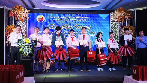 Học sinh iSchool Nha Trang nhận giải Ba cuộc thi Hùng biện tiếng Anh cấp Thành phố.
