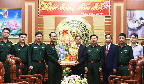 Ông Nguyễn Tấn Tuân thăm, chúc Tết tại Bộ Chỉ huy Quân sự tỉnh Khánh Hòa.