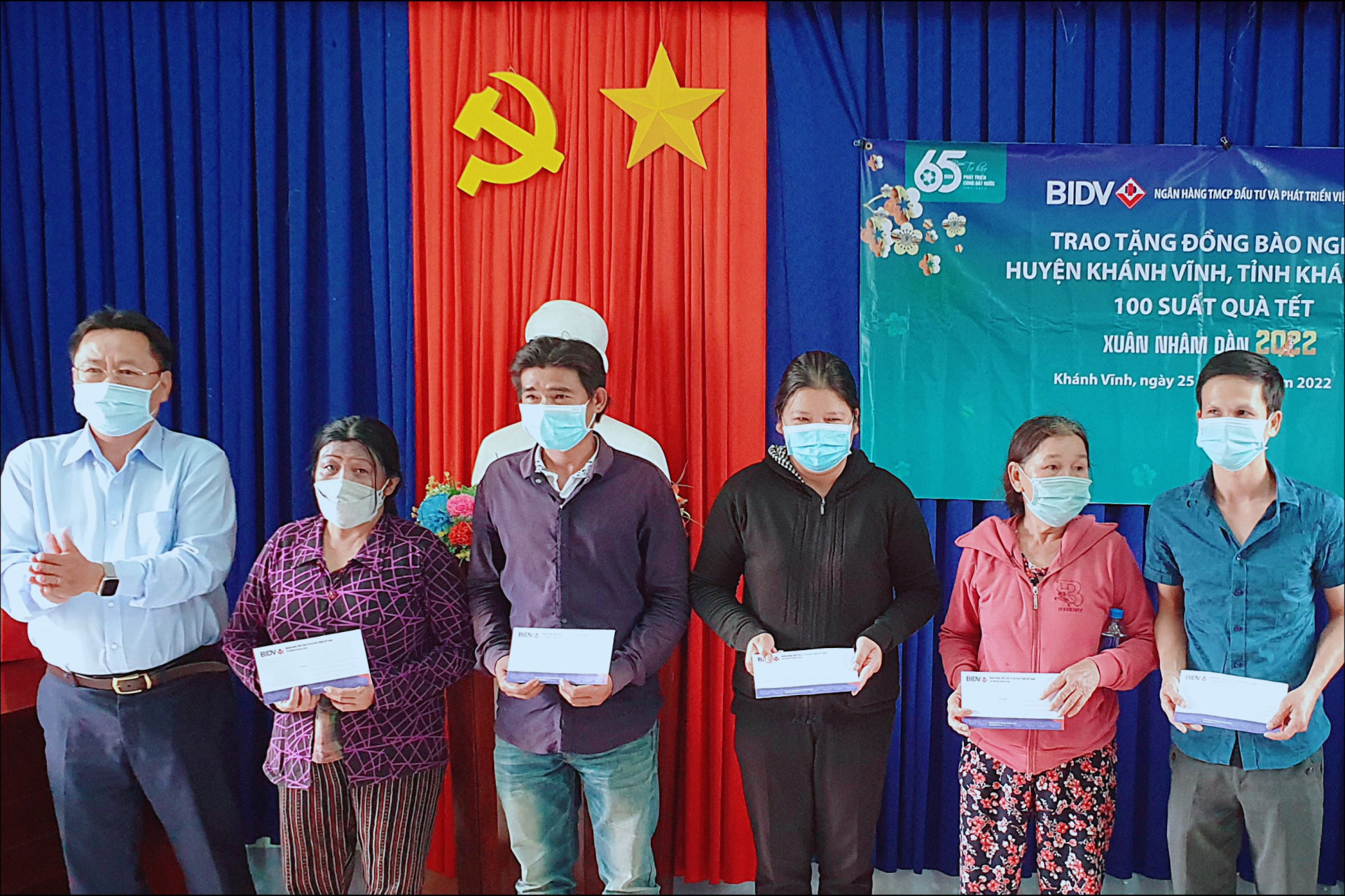 Đại diện BIDV chi nhánh Khánh Hòa tặng quà cho người dân huyện Khánh Vĩnh.