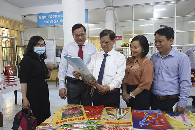 Nguyen Tan Tuan and Editorial Board of Khanh Hoa Newspaper reading Khanh Hoa Newspaper Spring Issue 