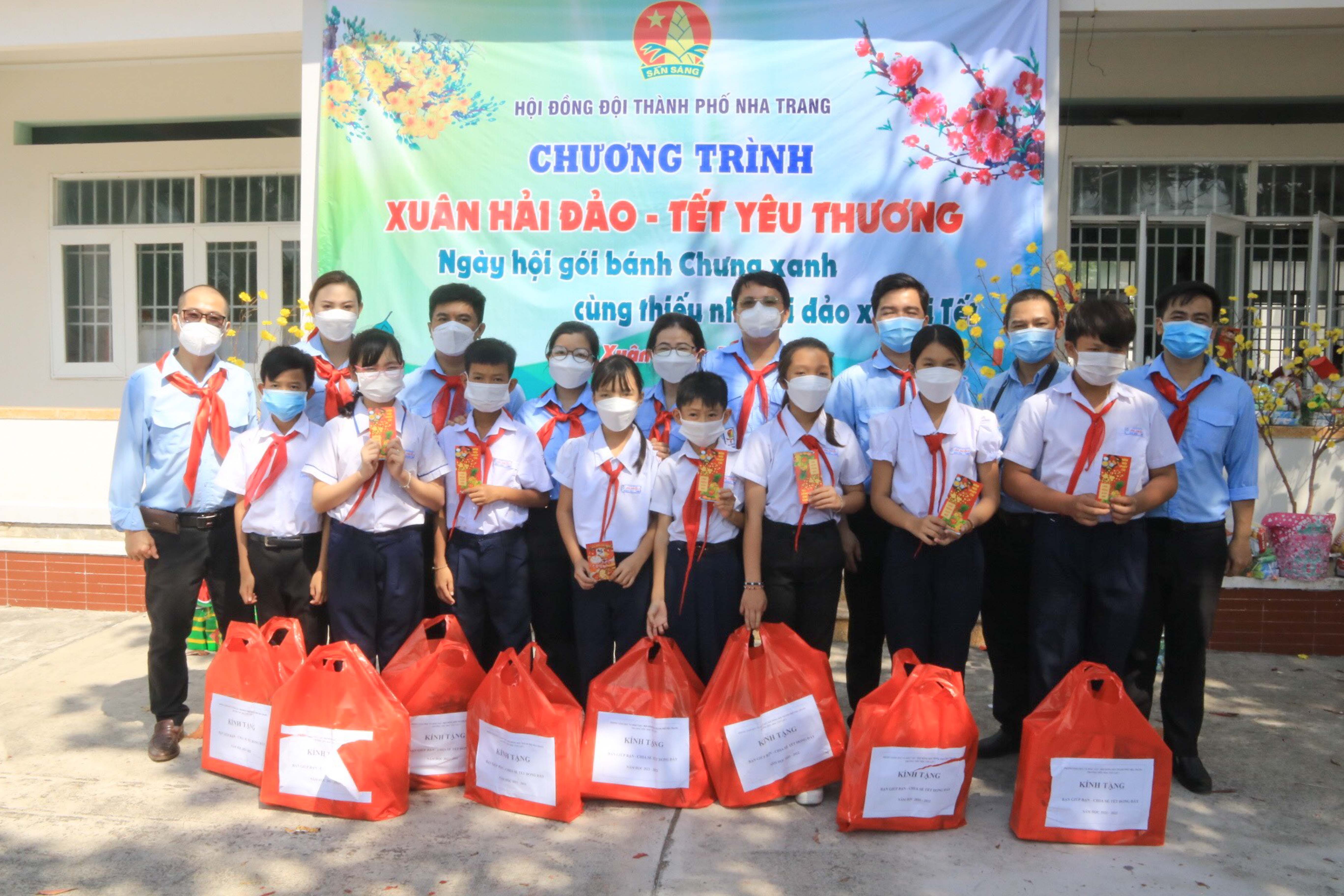 Trao quà Tết cho học sinh, giáo viên tại đảo Bích Đầm
