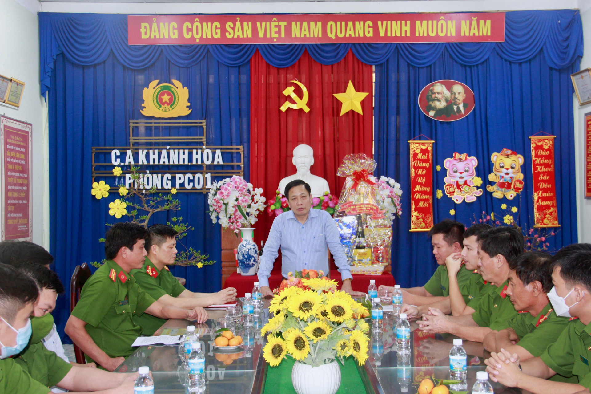 Đồng chí Hà Quốc Trị chúc Tết Văn phòng Cơ quan Cảnh sát điều tra (Công an tỉnh Khánh Hòa).