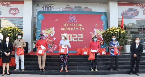 Đại diện Công ty TNHH Sao Mai Anh  tặng quà cho người dân phường Phương Sơn (TP. Nha Trang, Khánh Hòa)