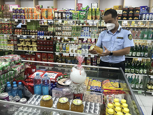 Lực lượng quản lý thị trường kiểm tra hàng hóa Tết tại một cơ sở kinh doanh trên địa bàn Nha Trang.