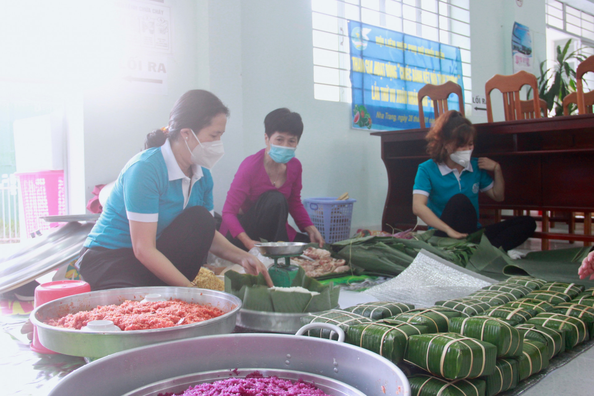 Các cán bộ, hội viên Hội LHPN phường Vĩnh Phước (TP.Nha Trang) tất bật chuẩn bị gói bánh.