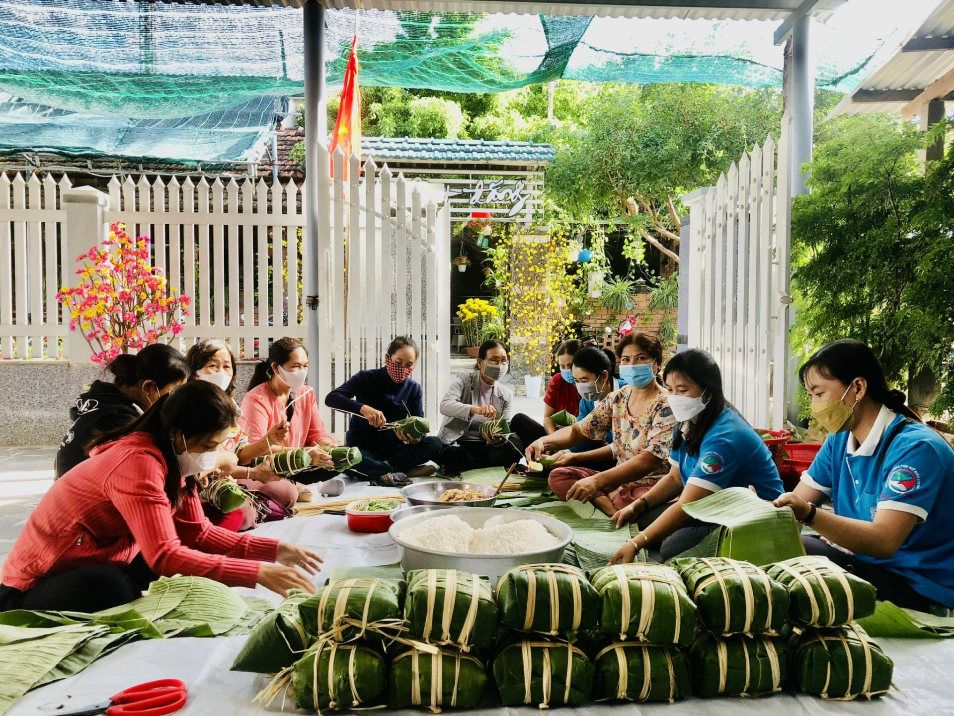 Các chị em phụ nữ Hội LHPN huyện Vạn Ninh gói bánh chưng.