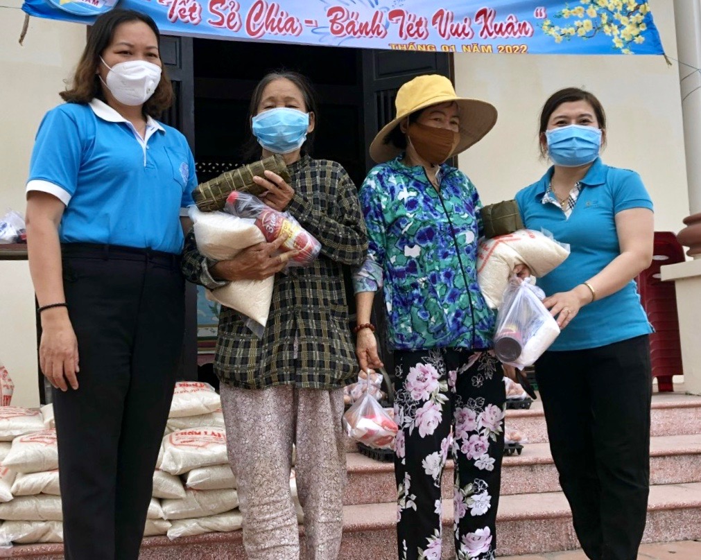 Trao quà và bánh chưng cho các PN khó khăn trên địa bàn huyện Diên Khánh.