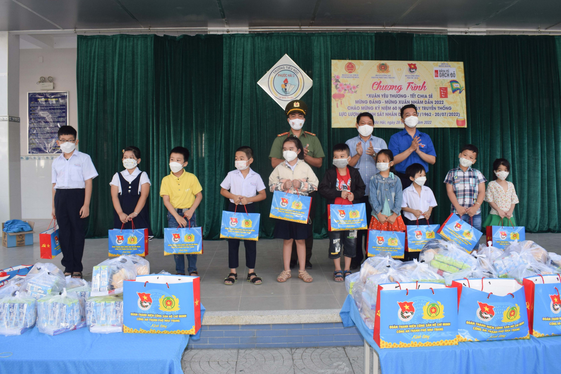 Các đơn vị trao quà cho học sinh tại phường Phước Hải