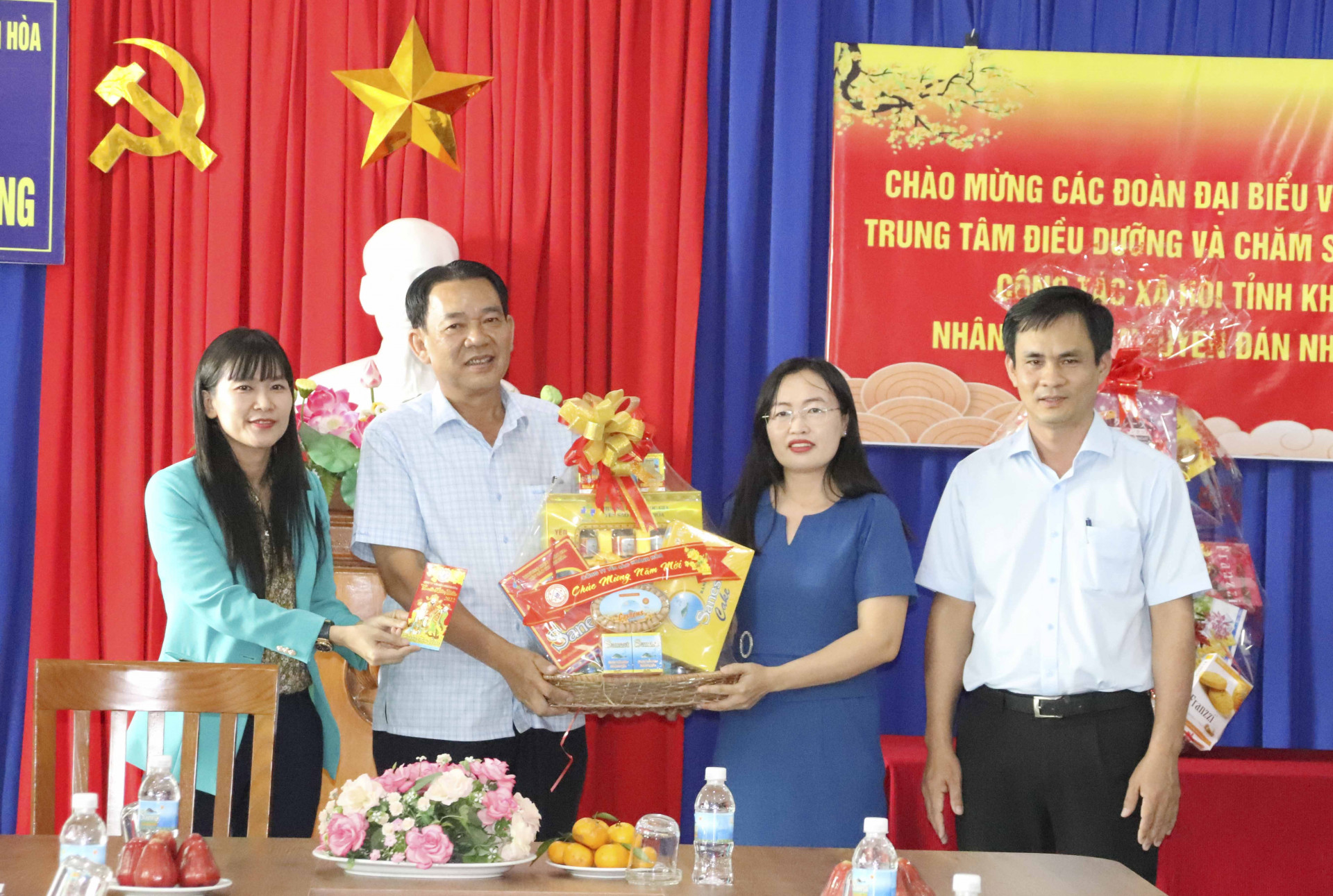 Công ty Yến Sào Khánh Hòa tặng quà cho nhân viên Trung tâm Điều dưỡng và Chăm sóc người có công.