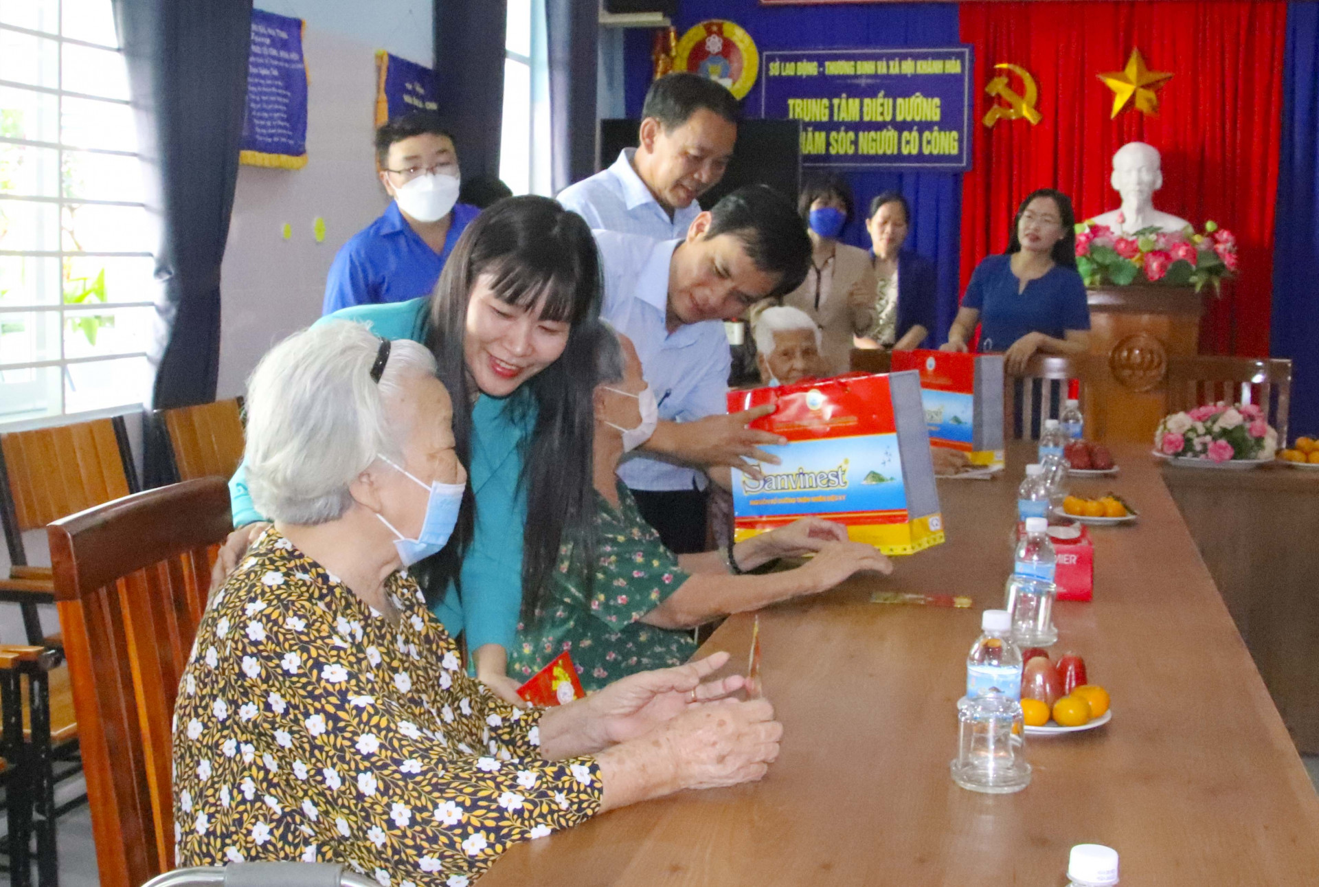Lãnh đạo Công ty Yến Sào Khánh Hòa hỏi thăm sức khỏe và tặng quà cho các cụ.