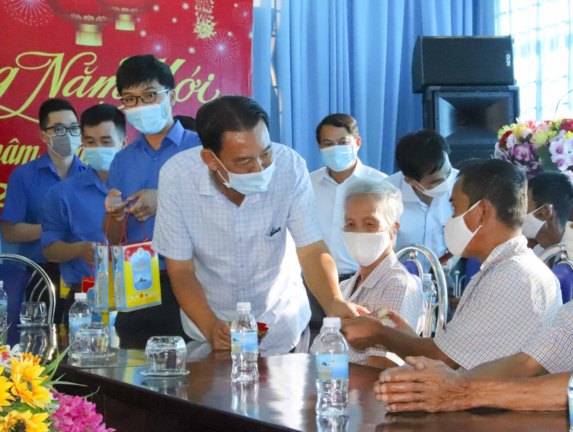 Công ty Yến Sào Khánh Hòa tặng quà cho các đối tượng ở Trung tâm Bảo trợ xã hội Khánh Hòa.