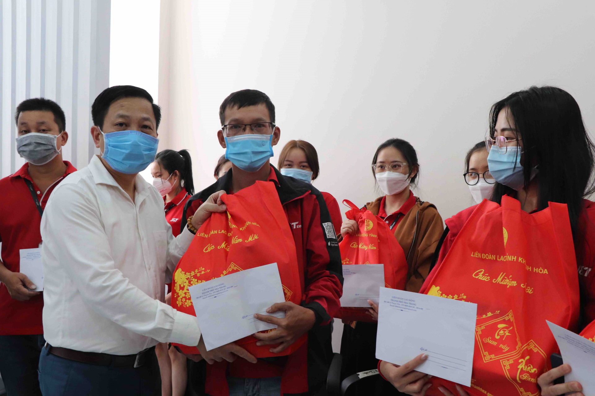 Ông Hà Quốc Trị tặng quà cho người lao động của Công ty TNHH MTV Chuyển phát nhanh Thuận Phong chi nhánh Nha Trang. 