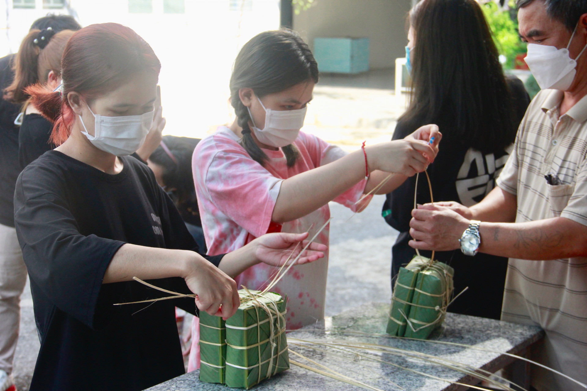 Buộc bánh trước khi cho vào nồi.