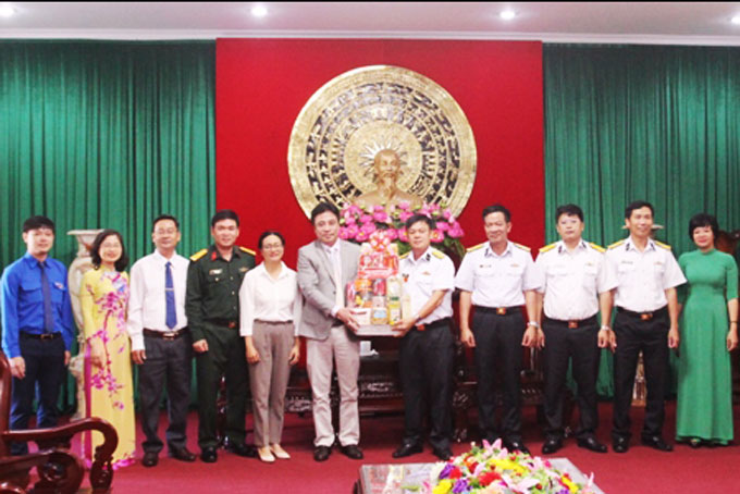 Ông Nguyễn Khắc Toàn tặng quà cho Vùng 4 Hải quân.