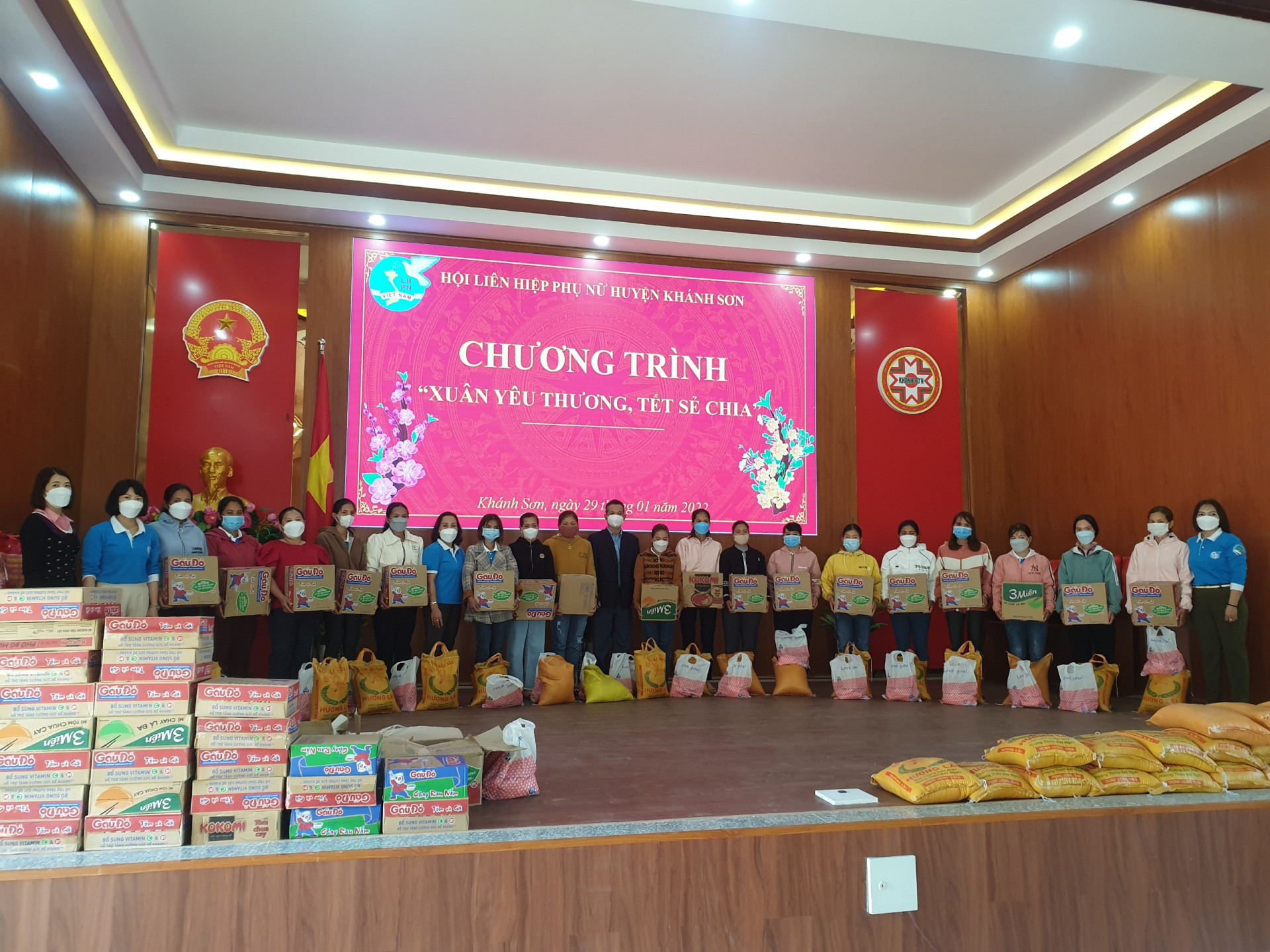 Hội LHPN huyện Khánh Sơn tặng quà Tết cho chị em cán bộ, phụ nữ có hoàn cảnh khó khăn.