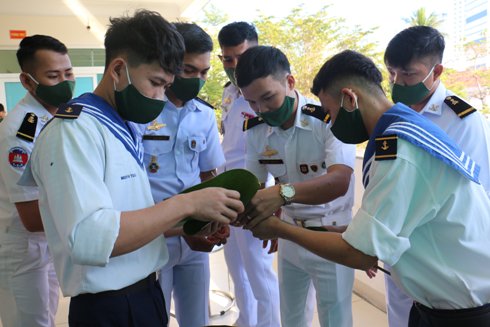 Học viên Tiểu đoàn 7 và Học viên Hải quân Campuchia cùng trao đổi trước khi bắt đầu hội thi.