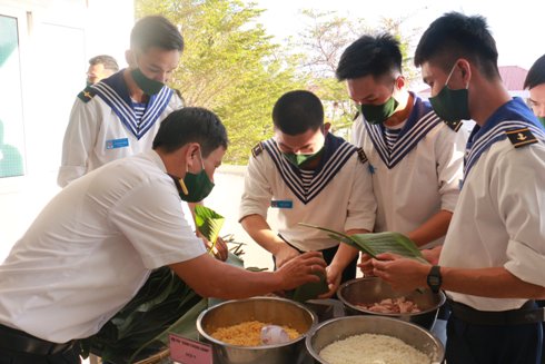 Học viên Tiểu đoàn 7 thực hành gói bánh chưng.