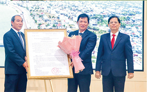 Đồng chí Nguyễn Tấn Tuân - Phó Bí thư Tỉnh ủy, Chủ tịch UBND tỉnh  trao Quyết định công nhận đô thị Diên Khánh đạt tiêu chí đô thị loại IV  cho lãnh đạo huyện Diên Khánh.
