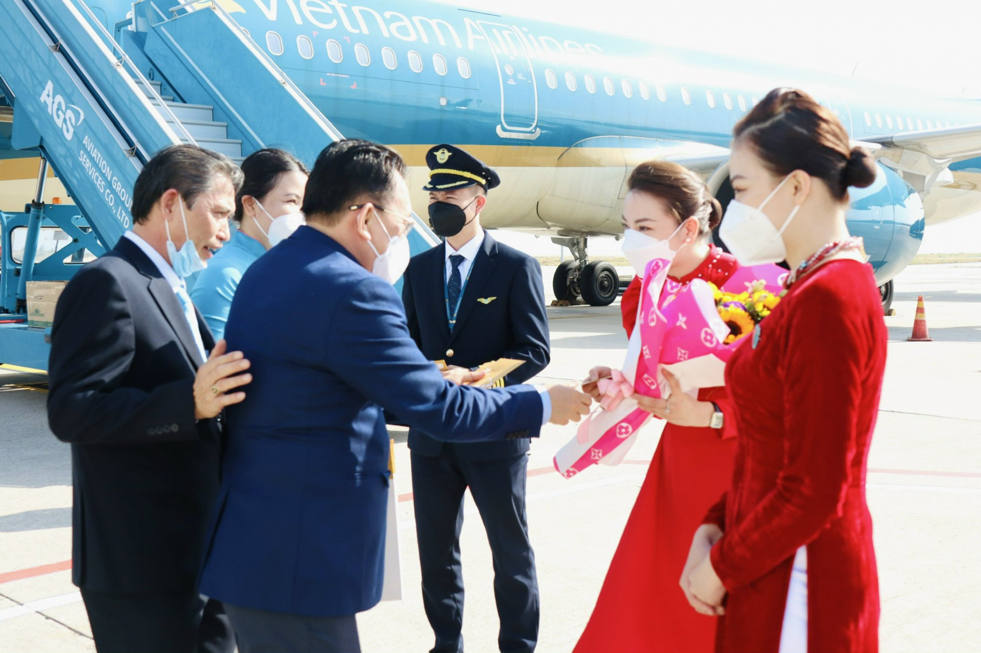 Phó Chủ tịch thường trực UBND tỉnh Lê Hữu Hoàng lì xì cho các nữ tiếp viên của Vietnam Airlines