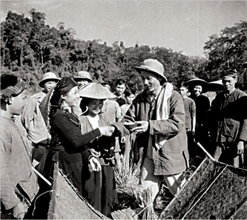 Chủ tịch Hồ Chí Minh đến thăm nông dân tỉnh Bắc Kạn đang thu hoạch lúa mùa năm 1950. Ảnh: Tư liệu
