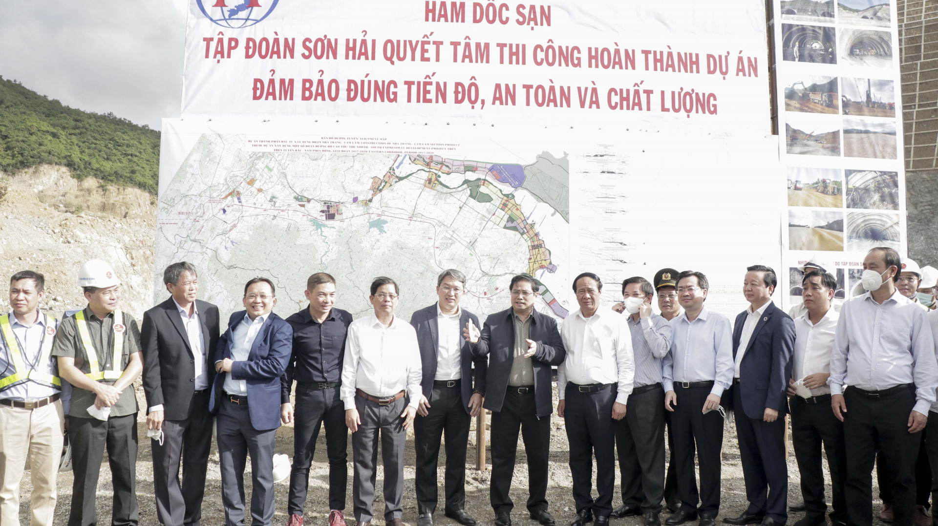 Lãnh đạo tỉnh và các bộ, ban, ngành chụp ảnh lưu niệm tại dự án cao tốc Nha Trang - Cam Lâm.