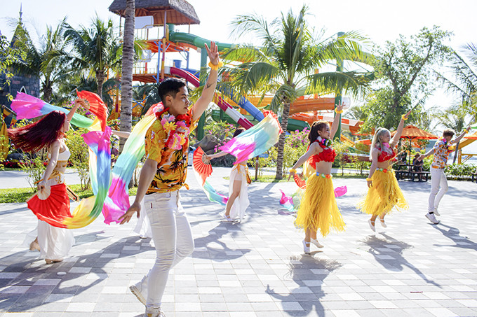 Những điệu múa sôi động, rực rỡ sắc màu đem lại sự hứng khởi cho du khách