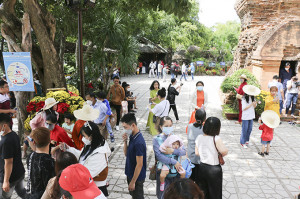 Tourists flock to Khanh Hoa on Lunar New Year's Day 2022