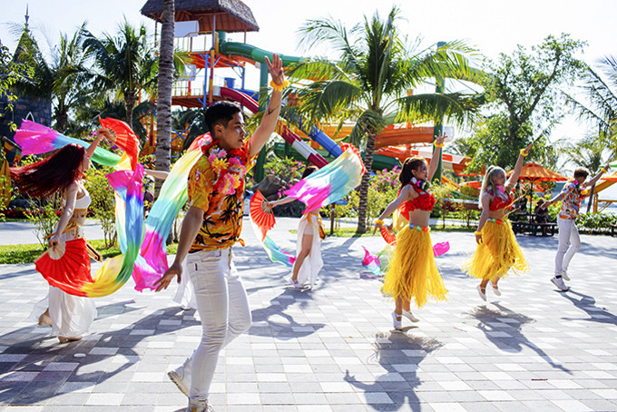 Vũ điệu mùa xuân chào đón khách ở VinWonders Nha Trang. 