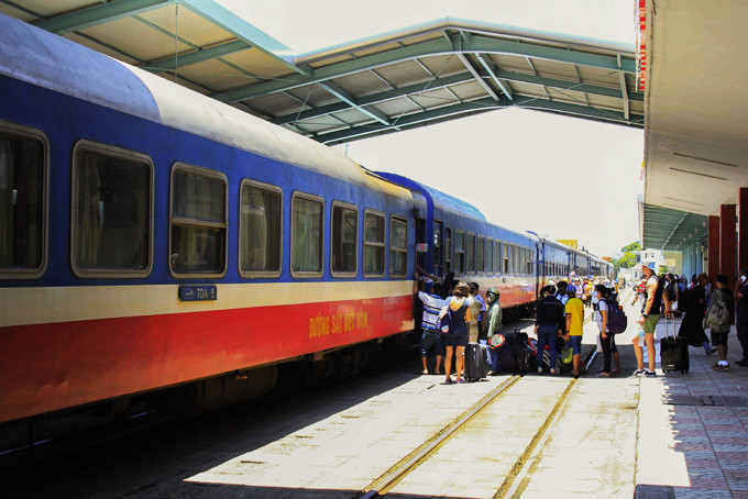 Khách đi tàu tại ga Nha Trang.