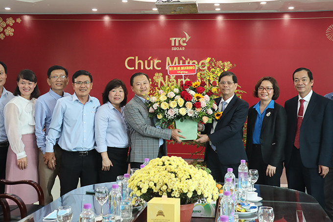 Đồng chí Nguyễn Tấn Tuân tặng hoa chúc mừng Công ty TNHH một thành viên đường Biên Hòa - Ninh Hòa 