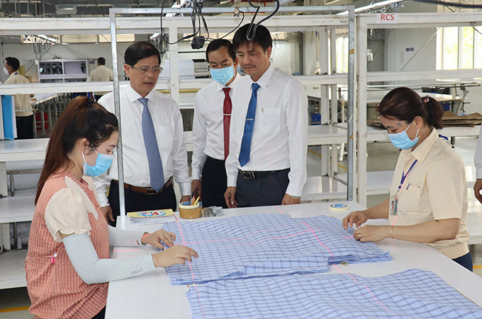Đồng chí Nguyễn Tấn Tuân thăm dây chuyền sản xuất tại Xí nghiệp may Khatoco