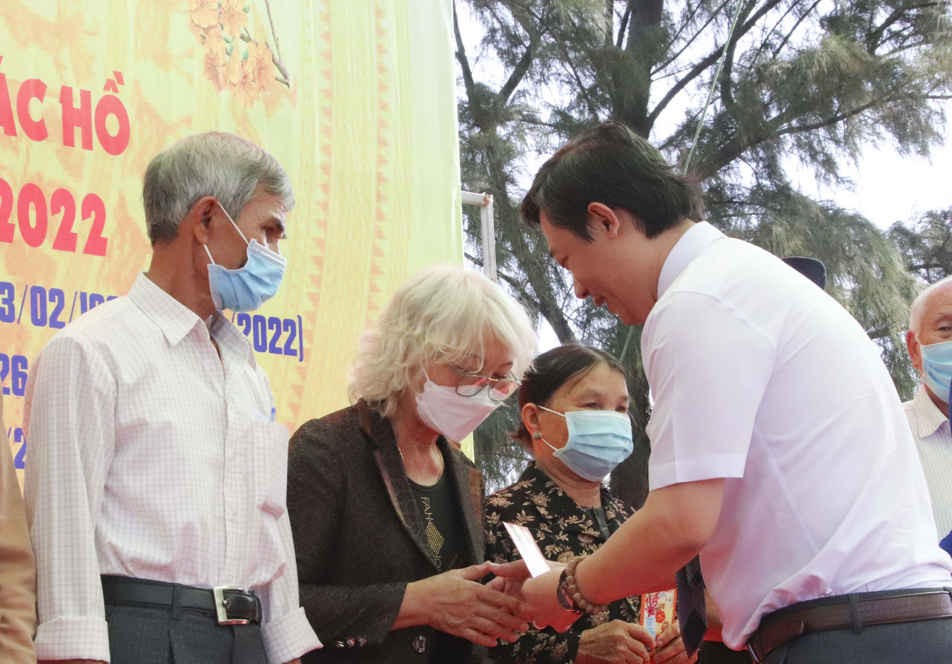 Lãnh đạo huyện Cam Lâm tặng quà cho người nghèo