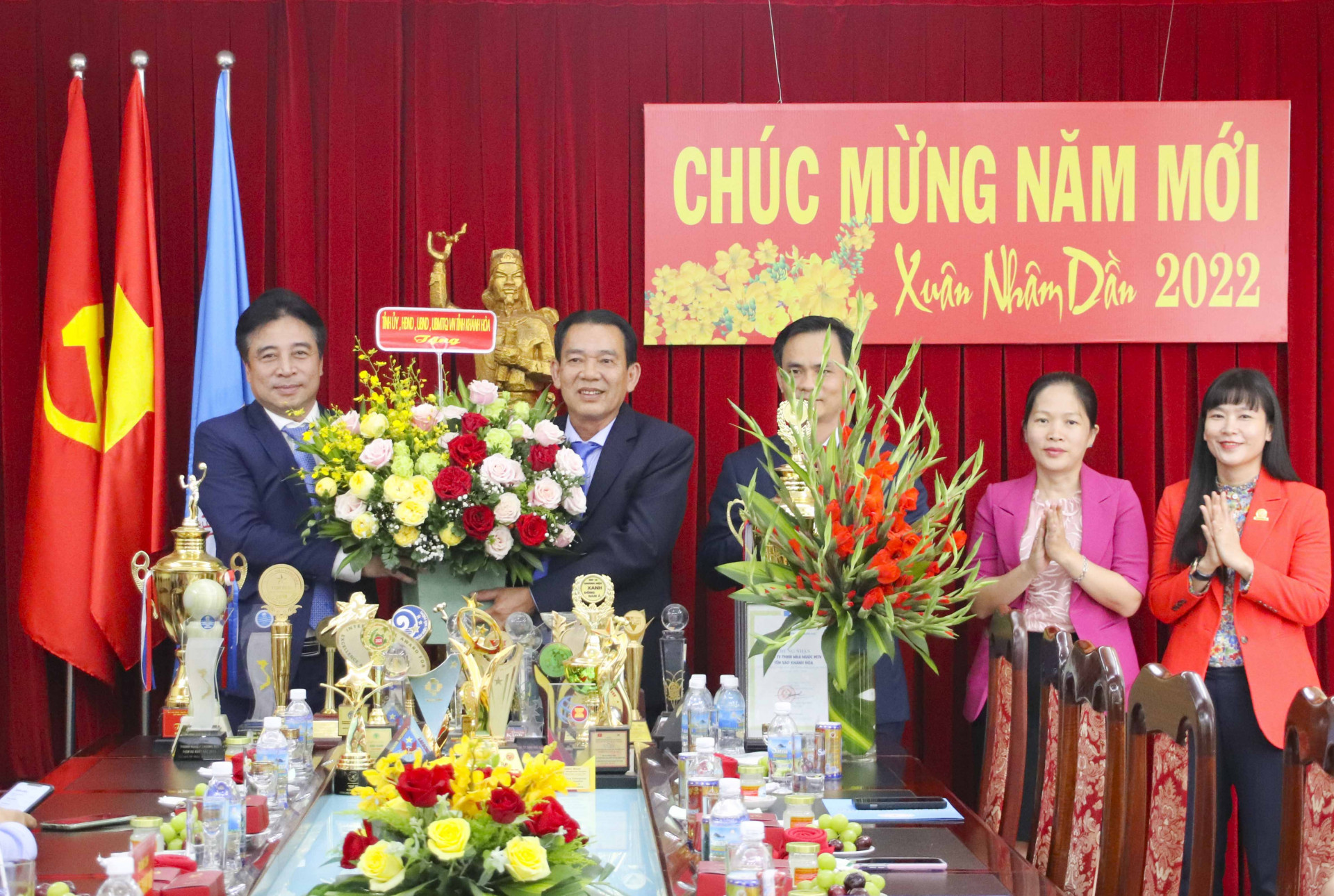Ông Nguyễn Khắc Toàn tặng hoa chúc Tết Công ty Yến sào Khánh Hoà