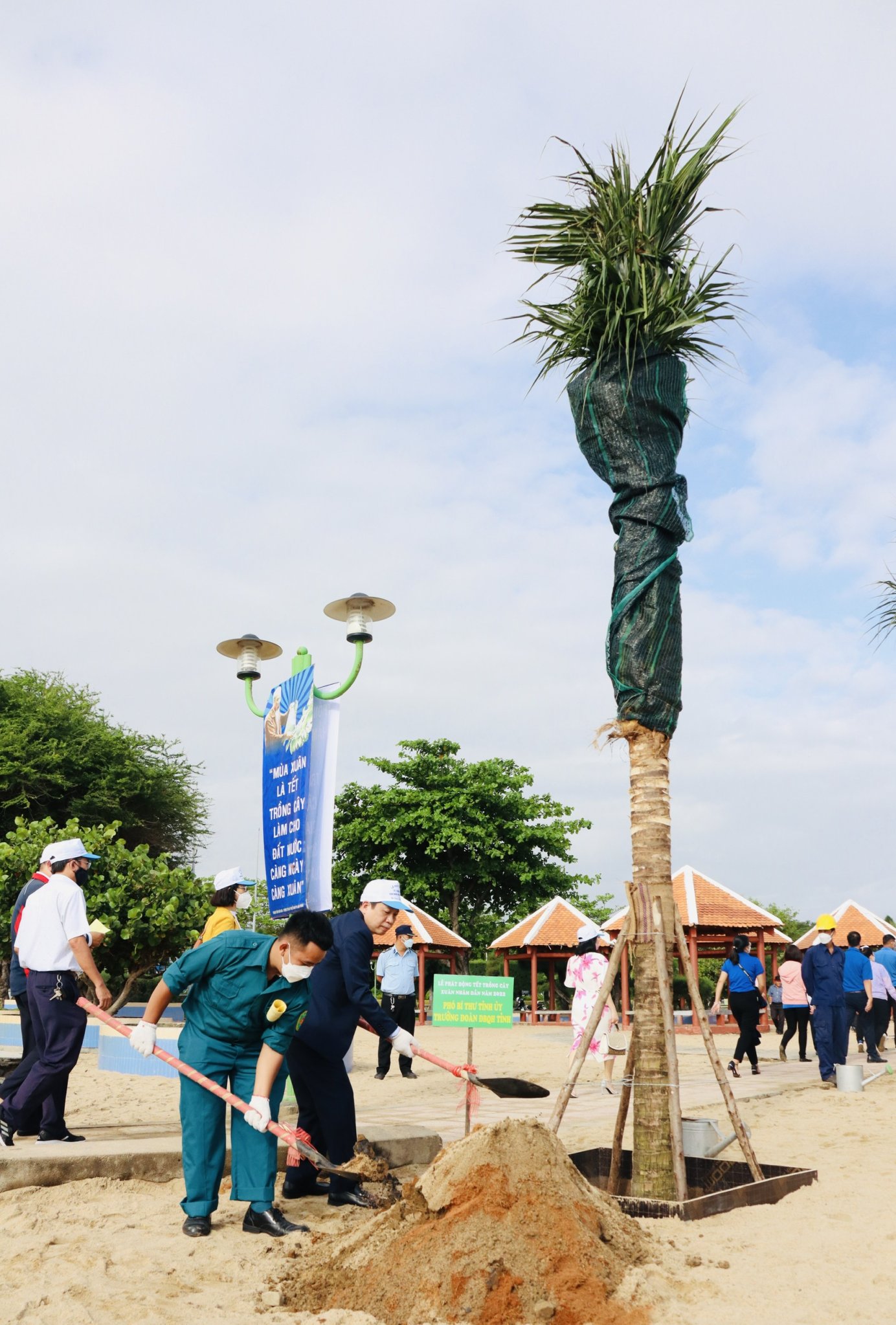 Phó Bí thư Tỉnh ủy Hà Quốc Trị trồng cây tại Lễ phát động  &quot;Tết trồng cây đời đời nhớ ơn Bác Hồ &quot; của TP. Nha Trang