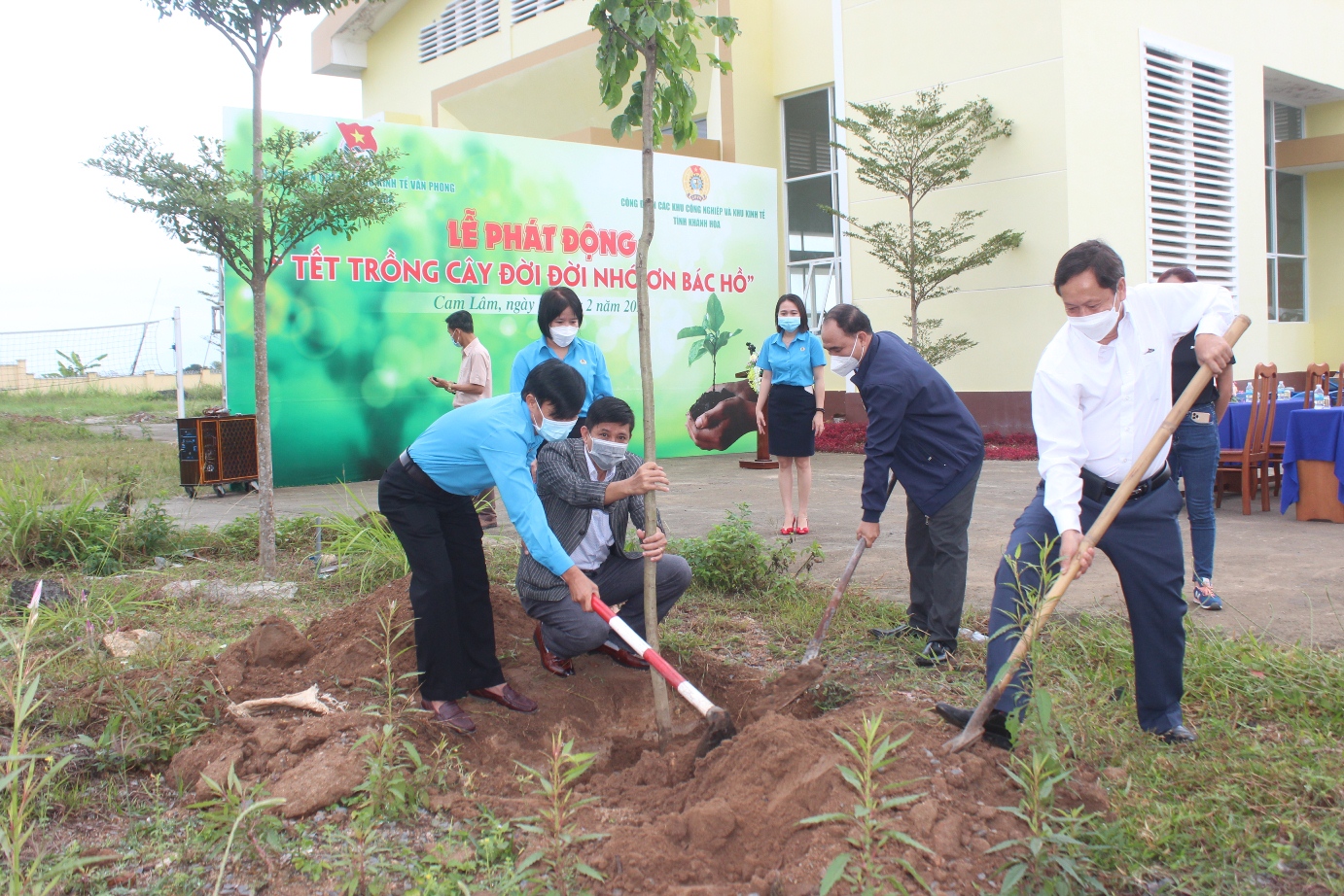 Các đại biểu tham gia trồng cây xanh tại Trung tâm Văn hóa, thể thao công nhân Khu công nghiệp Suối Dầu.