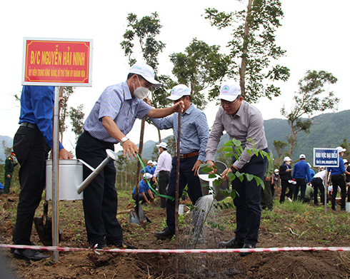 Bí thư Tỉnh ủy Nguyễn Hải Ninh (bìa phải) trồng cây tại lễ phát động