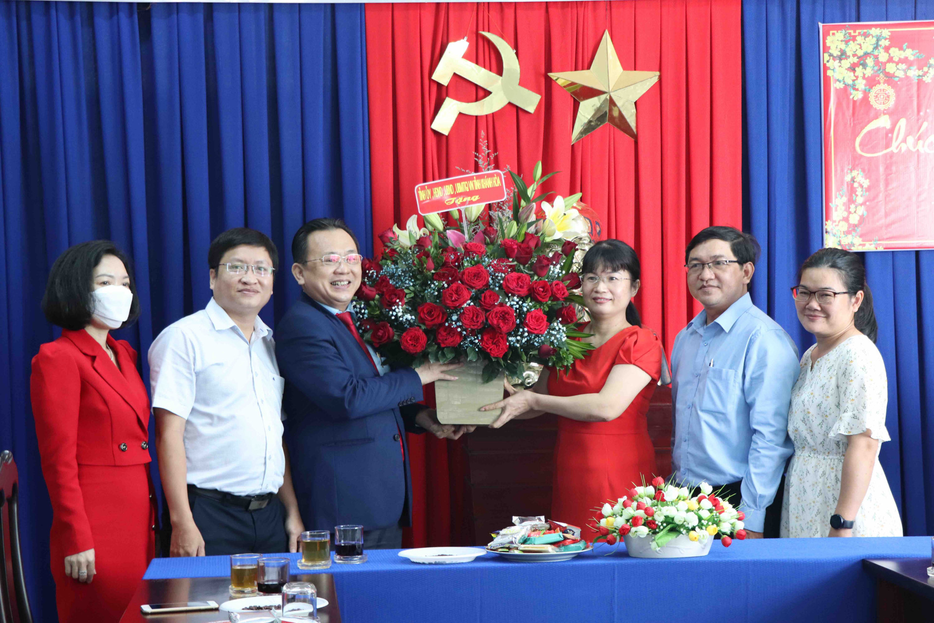 Ông Lê Hữu Hoàng tặng hoa chúc mừng Sở Công Thương.
