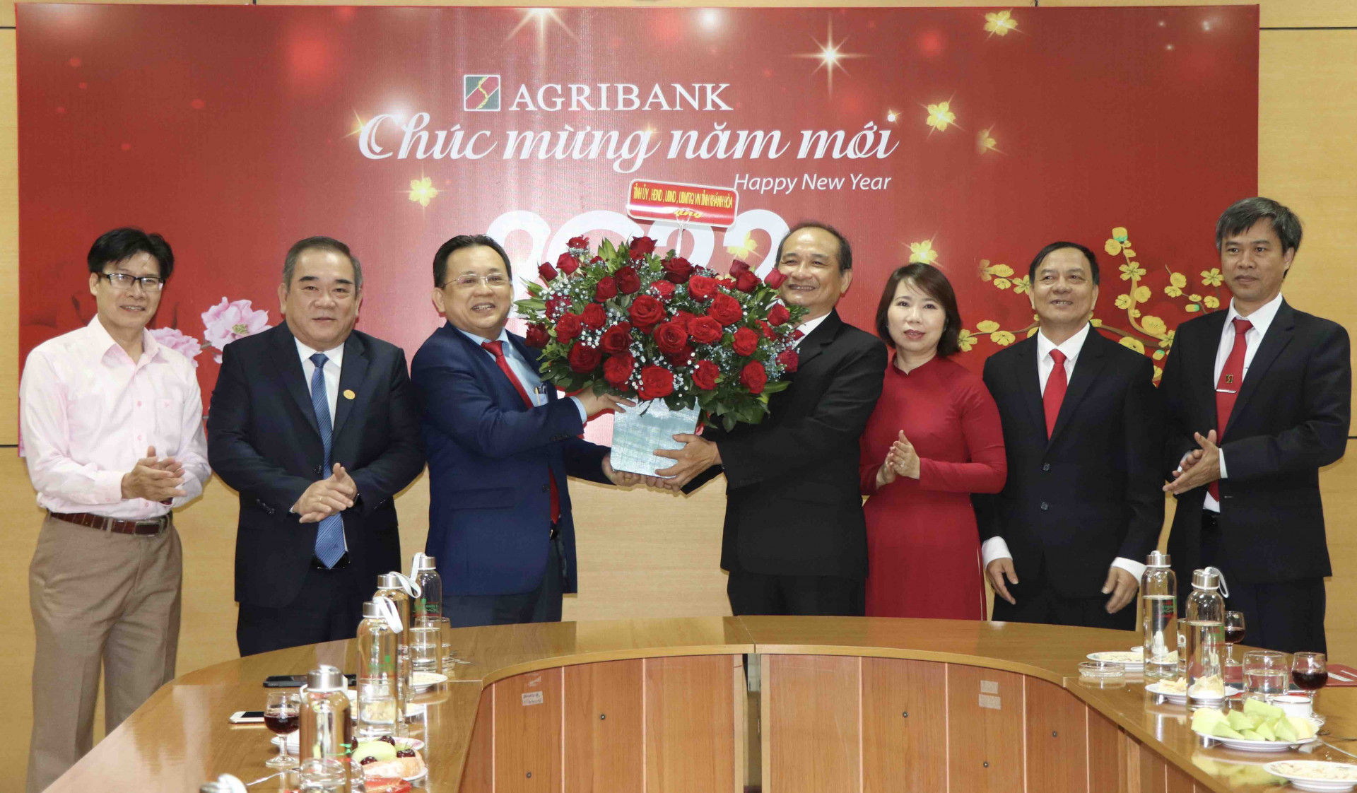 Ông Lê Hữu Hoàng tặng hoa chúc mừng Ngân hàng Nông nghiệp và Phát triển nông thôn chi nhánh Khánh Hoà