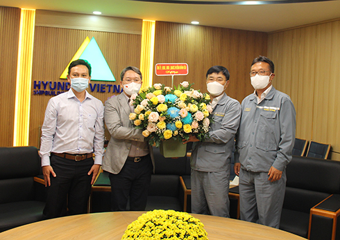 Bí thư Tỉnh ủy Nguyễn Hải Ninh tặng hoa cho tập thể Công ty TNHH Đóng tàu Hyundai Việt Nam 