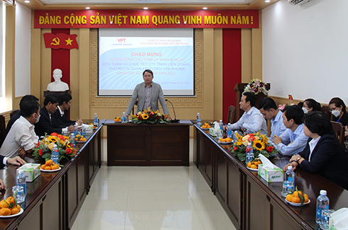Bí thư Tỉnh ủy Nguyễn Hải Ninh phát biểu chúc mừng nhân ngày ra quân, thi đua sản xuất đầu năm tại Công ty TNHH Liên doanh kho ngoại quan Xăng dầu Vân Phong 