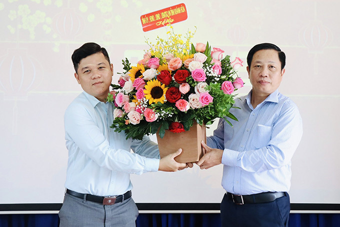 Phó Bí thư Tỉnh ủy Hà Quốc Trị tặng hoa chúc mừng Công ty Cổ phần Thương mại Bia Sài Gòn Nam Trung bộ nhân dịp ra quân đầu Xuân Nhâm Dần 2022