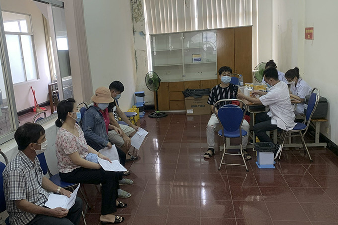 Tiêm vắc xin mũi 3 phòng Covid-19 cho người dân ở Nha Trang
